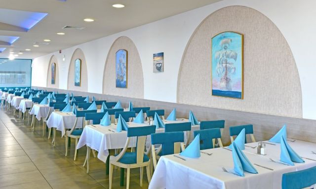 Berlin Golden Beach Hotel - Food and dining